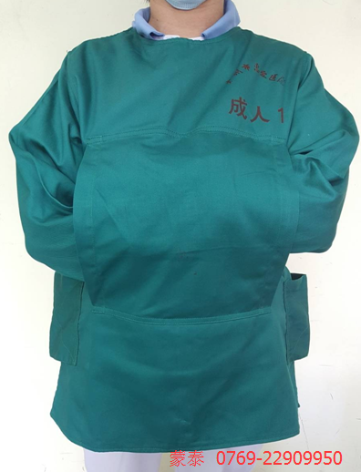 精神科病人的约束衣首先限制了双手的活动范围,固定手部在胸前,所以